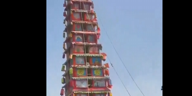 Hindistan'da 120 metrelik tapınak arabası devrildi