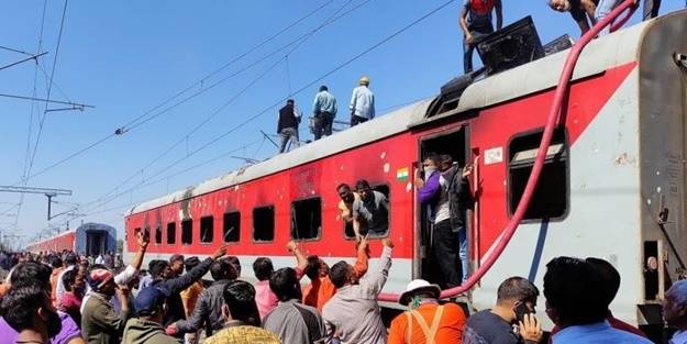 Hindistan’da 22 vagonlu trende yangın!