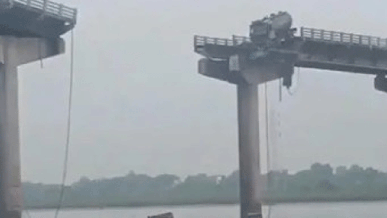 Hindistan'da üzerinde araçlar olan köprü çöktü: Çok sayıda ölü var!