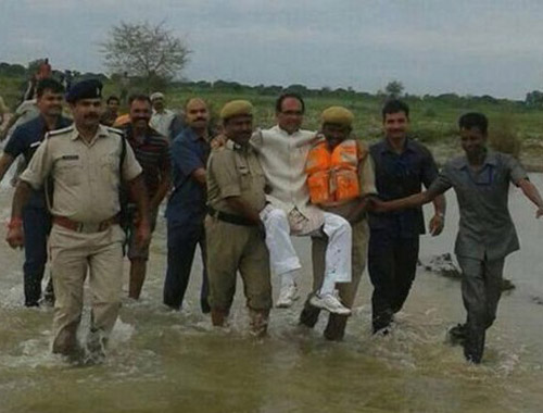 Hindistan'da Başbakan olay yerini havadan inceledi!