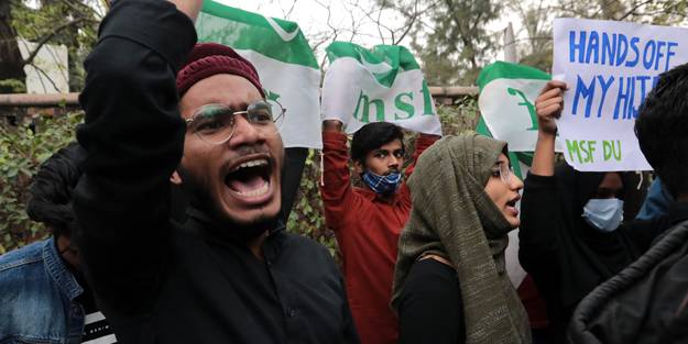 Hindistan'da başörtüsü yasağına tepkiler artıyor! Derslere alınmayan öğrenciler gösteri düzenledi