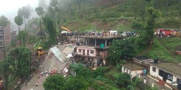 Hindistan'da bina çöktü: 14 ölü