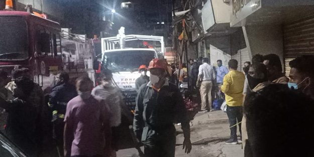 Hindistan'da bina çöktü! Yaralılar var