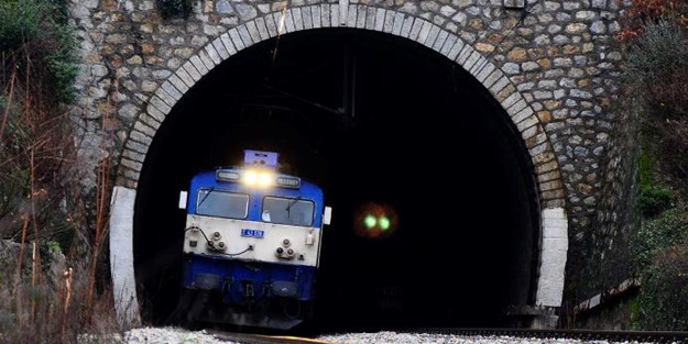 Hindistan’da çiftçiler tren raylarında gösteri yapıyor