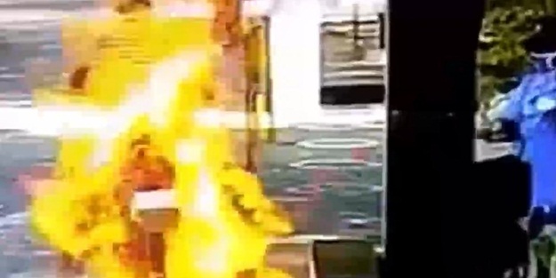 Hindistan'da dezenfekte edilen sürücü alev aldı