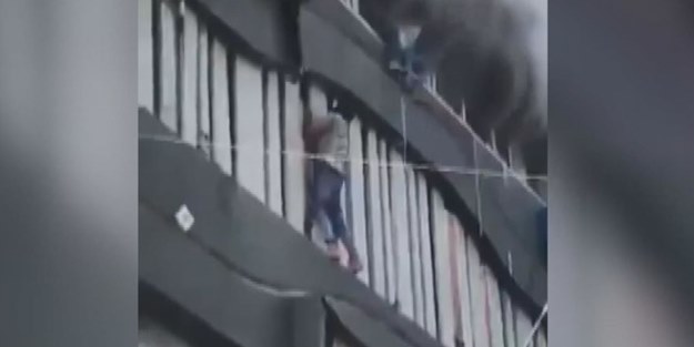 Hindistan'da facia! Teker teker aşağı atladılar: En az 18 ölü!