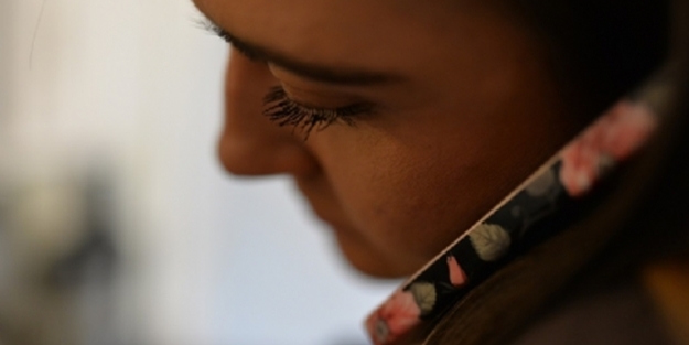 O ülkede genç kızların cep telefonu kullanması yasaklandı