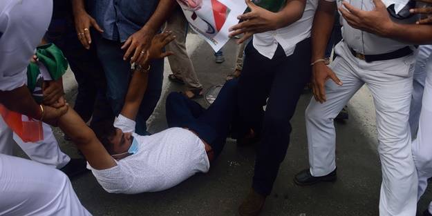 Hindistan'da 'hükümet bizi gözetliyor' iddiası! Protesto edildi