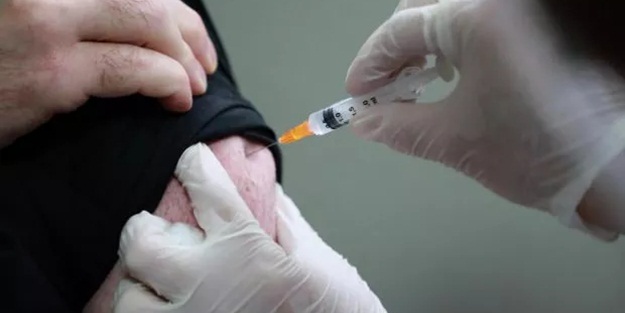 Hindistan'da iki doz aşı olan sağlık çalışanının testi pozitif çıktı