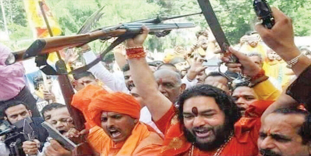 Hindistan'da iktidarın desteklediği Hindu çeteler Müslümanları dövüp kırbaçlıyor!