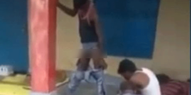 Asya ülkesinde inanılmaz olay! Pantolonuna kobra girince bakın ne yaptı