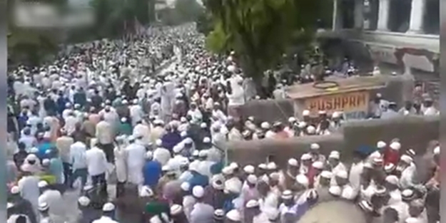 Hindistan'da inek, cemaate saldırdı - VIDEO