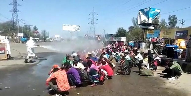 Tarım işçileri hortumla dezenfekte edildi, görüntüler tepki topladı!