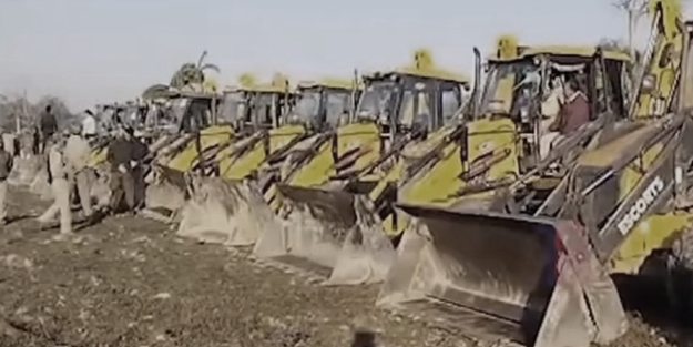 Hindistan'da İslam karşıtı yönetim Müslümanlara ait yüzlerce evi yıktı