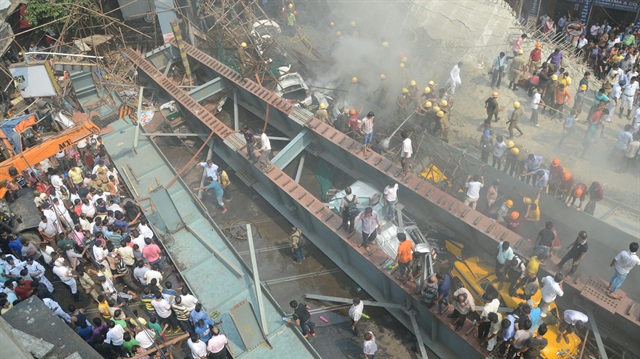 Hindistan'da köprü çöktü: 22 kişi kayıp