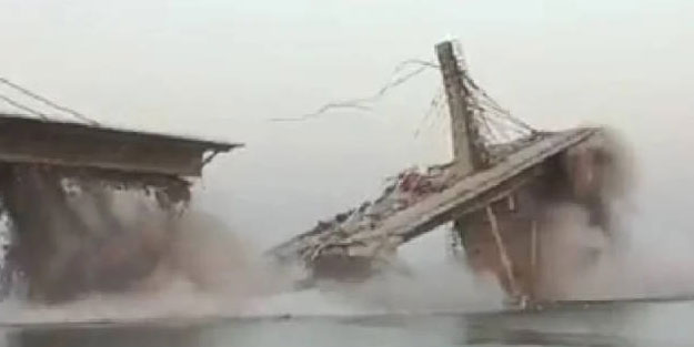 Hindistan’da köprü çöktü!