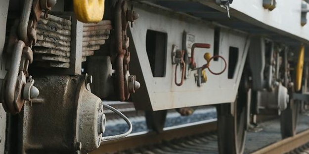 Hindistan'da makinistin el frenini bırakılan tren kilometrelerce gitti!