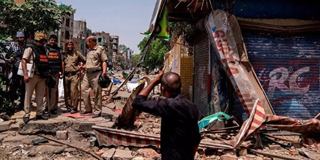 Hindistan'da Müslümanlar, evleri yıkılarak cezalandırıldı!