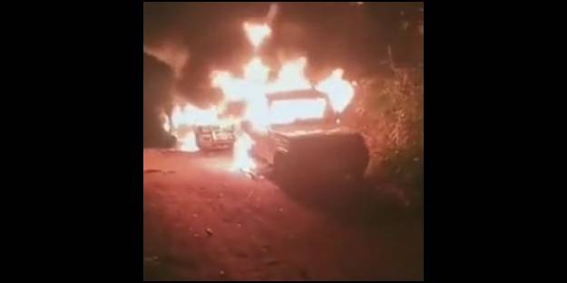 Hindistan'da ordu sivilleri vurdu! Halk askeri araçları ateşe verdi