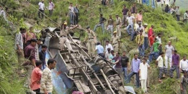Hindistan'da otobüs kazası: 10 ölü