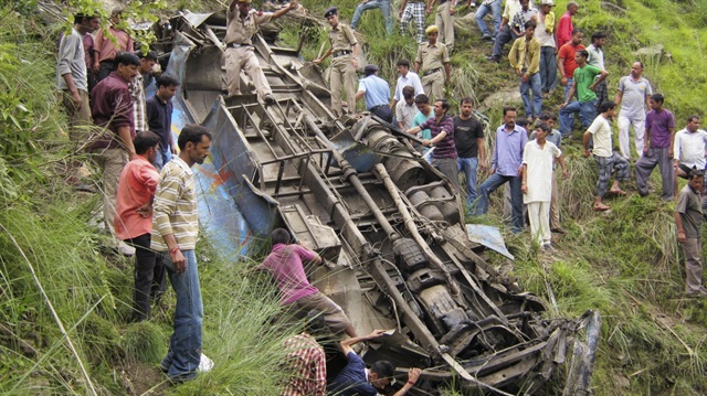 Hindistan'da otobüs köprüden düştü: 21 ölü