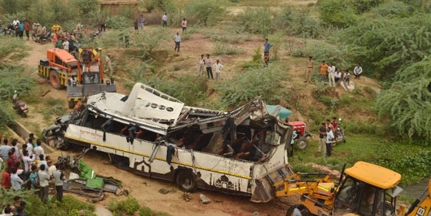 Hindistan’da otobüs su kanalına uçtu! 29 ölü, 18 yaralı