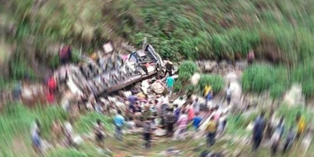 Hindistan'da otobüs TIR'a çarptı: Çok sayıda ölü ve yaralı var