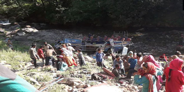 Hindistan’da otobüs uçuruma yuvarlandı! Çok sayıda ölü ve yaralı var