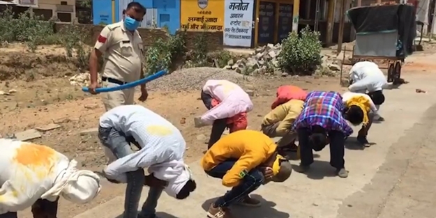 Hindistan'da polislerden ilginç ceza! Sert müdahale tepki çekti