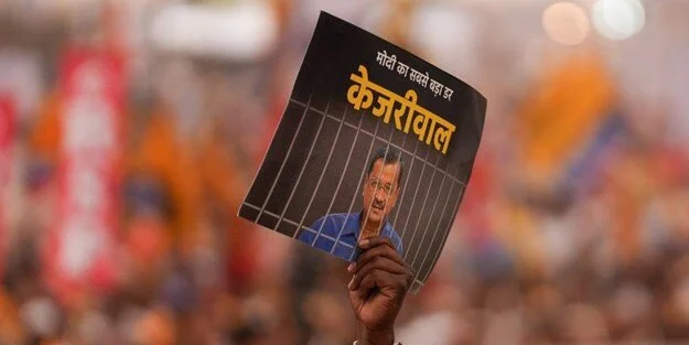 Hindistan’da rüşvet iddiası! Karar verildi: Muhalefet partinin lideri ve Delhi Başbakanı gözaltına alındı!