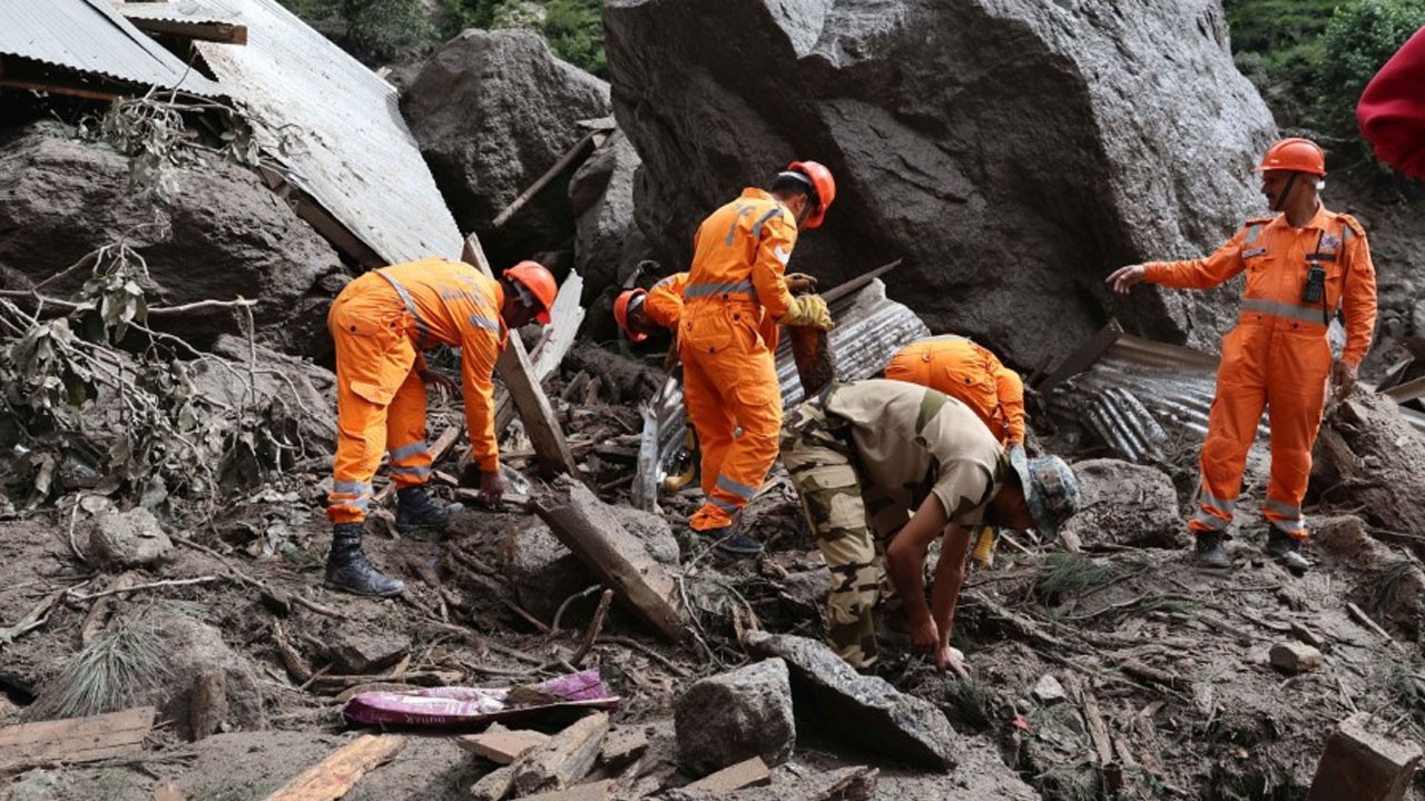 Hindistan’da sel fekaleti! Onlarca ölü var