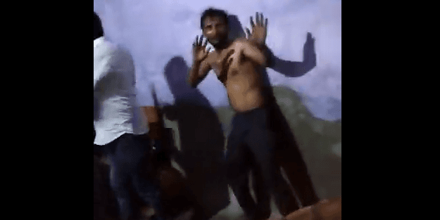 Hindistan'da sığır eti taşıyan Müslümana Hindular işkence yaptı!