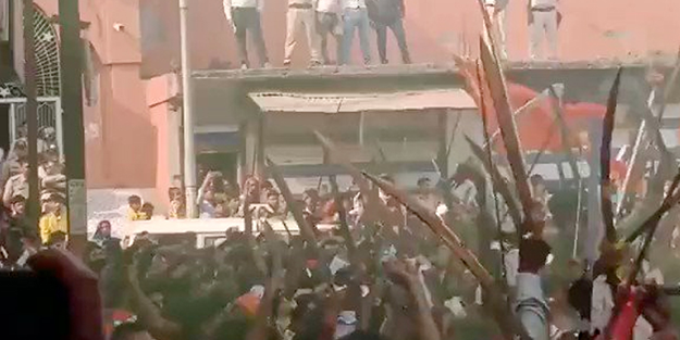 Hindistan'da silahlı Hindu çeteler camileri kuşattı!