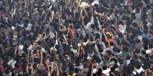 Tecavüzcüyü döverek öldürdüler