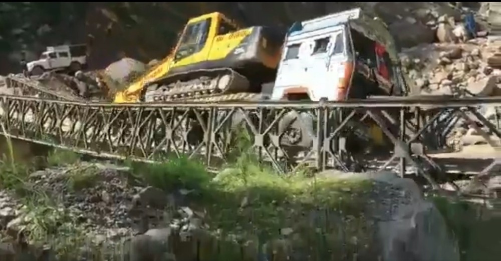 Hindistan’da tırın ağırlığını kaldıramayan köprü çöktü 