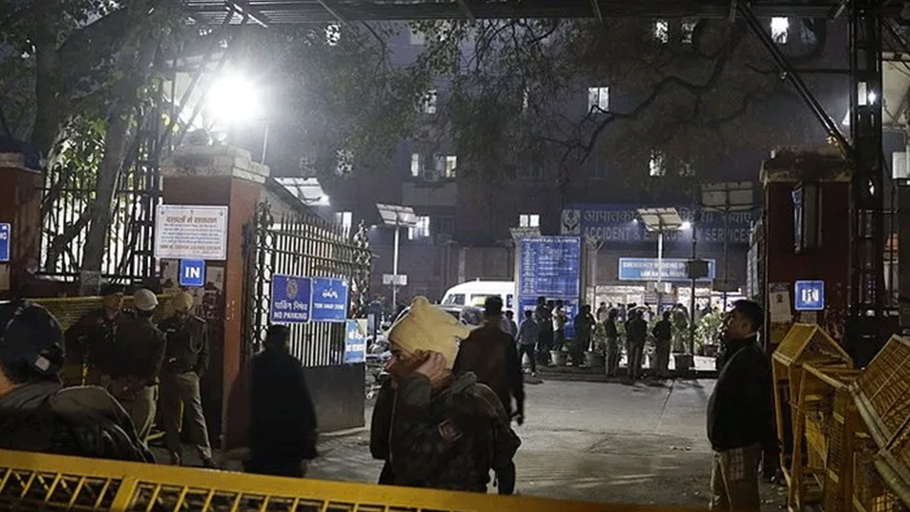 Hindistan'da tren istasyonunda izdiham faciası: 18 kişi hayatını kaybetti