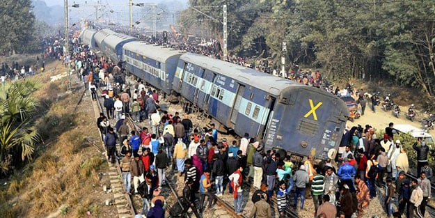 Hindistan’da tren raydan çıktı: 7 ölü