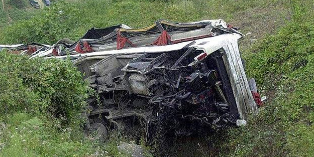Hindistan'da uçuruma yuvarlanan otobüste 22 kişi hayatını kaybetti