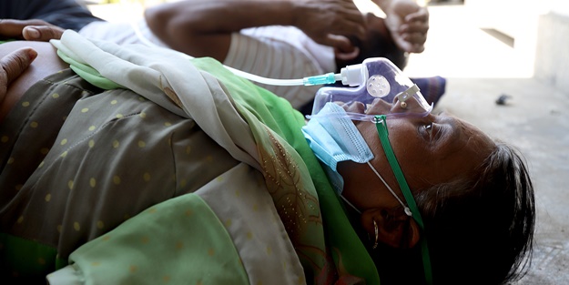 Hindistan'da vaka sayısı tırmanıyor! Hastalar yerlerde