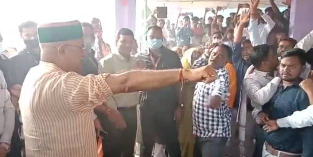 Hindistan'da vali kendisini kırbaçlattı!