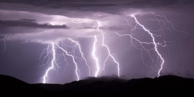 Ülke şokta! Yıldırım çarptı 20 kişi öldü