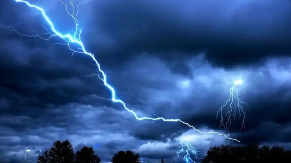 Hindistan’da yıldırım faciası: 33 kişi can verdi