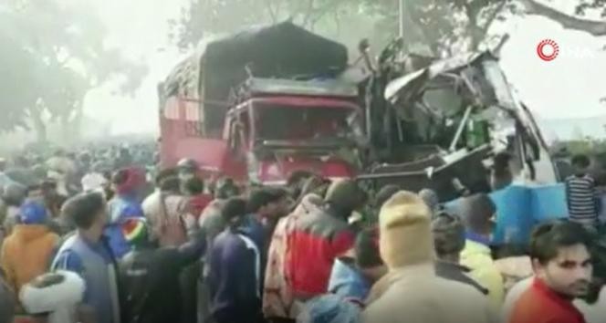Hindistan'da yoğun sis kazaları beraberinde getirdi: 10 ölü, 25 yaralı