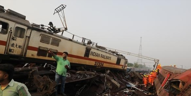 Hindistan’daki tren kazasında ölü sayısı yükseliyor!