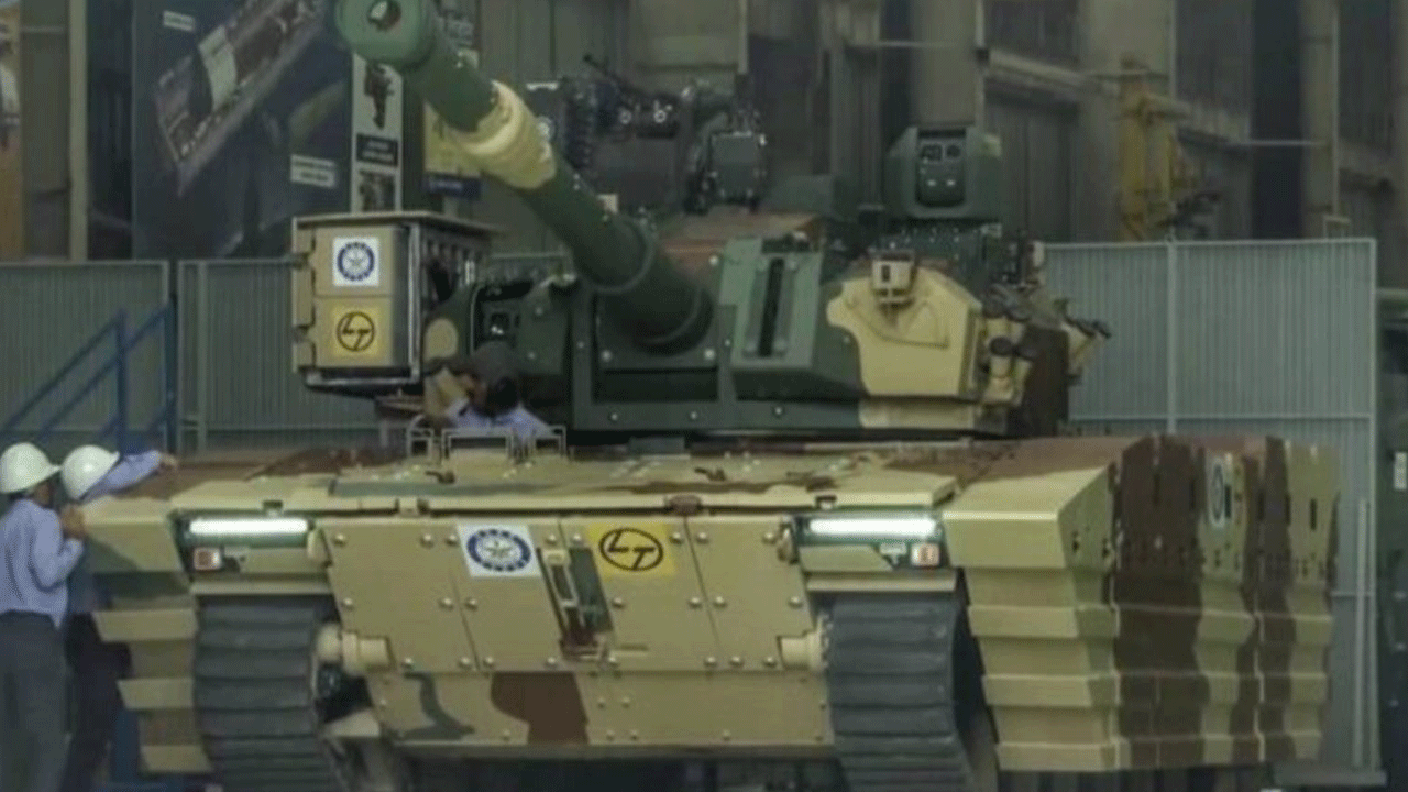 Hindistan'ın yeni silahını test ediyor: Zorawar tankı