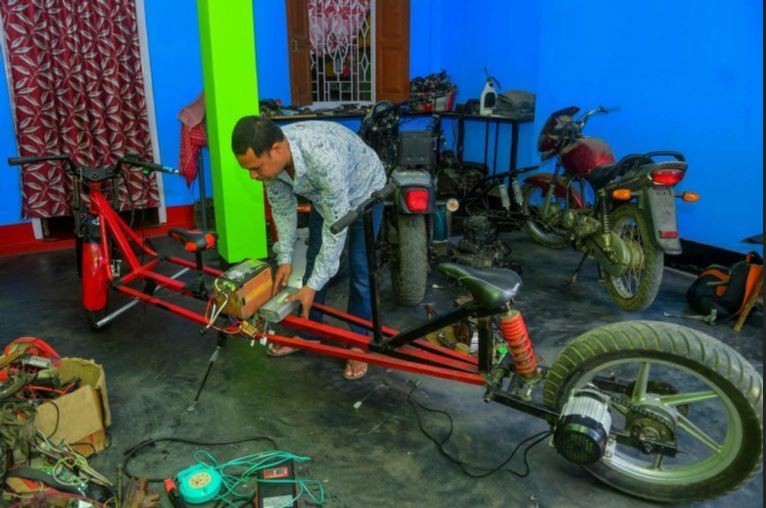 Hindistanlı tamirci sosyal mesafeli motosiklet yaptı 