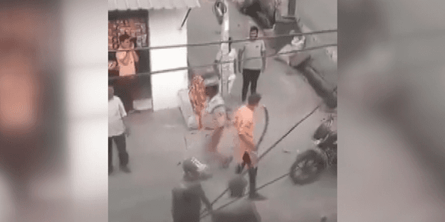 Hindu çeteleri ellerinde kılıçla Müslüman arıyor!