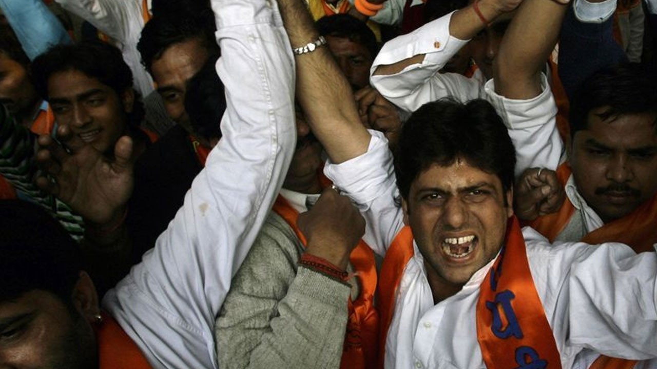 Hindu ırkçıları mahkeme durdurdu! Müslümanların vakıflarına çökeceklerdi