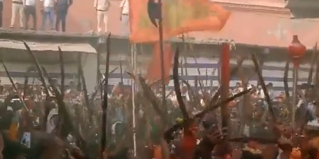 Hindu milliyetçisi iktidar ve çetelerin alçaklığı sürüyor! Müslümanların evlerini yıktılar