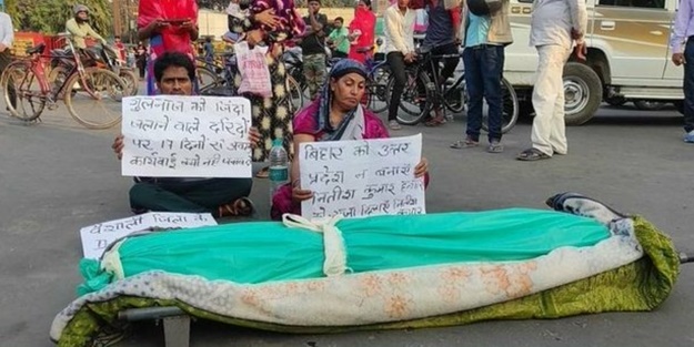 Hindu terörü: Evlenmeyi reddeden Müslüman genç kızı yakarak şehit ettiler!